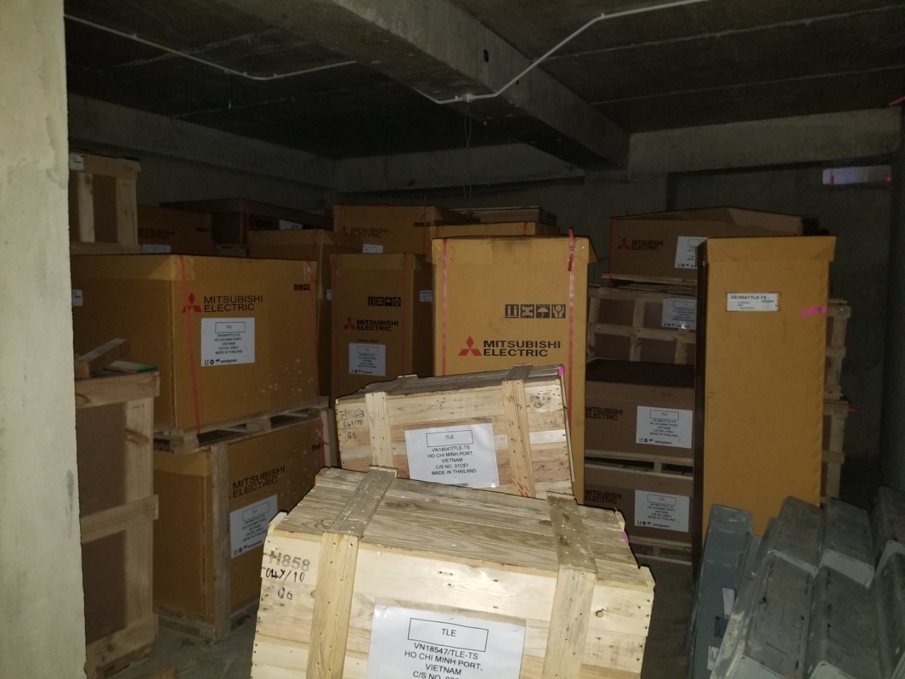 VMRC tiến hành nhập lô thiết bị Thang máy về Công trình Công an tỉnh Bình Dương