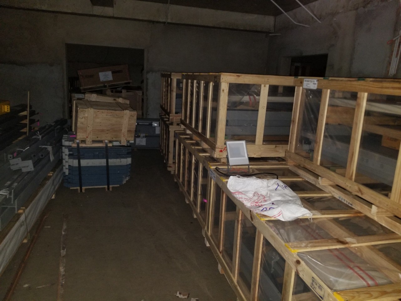 VMRC tiến hành nhập lô thiết bị Thang máy về Công trình Công an tỉnh Bình Dương