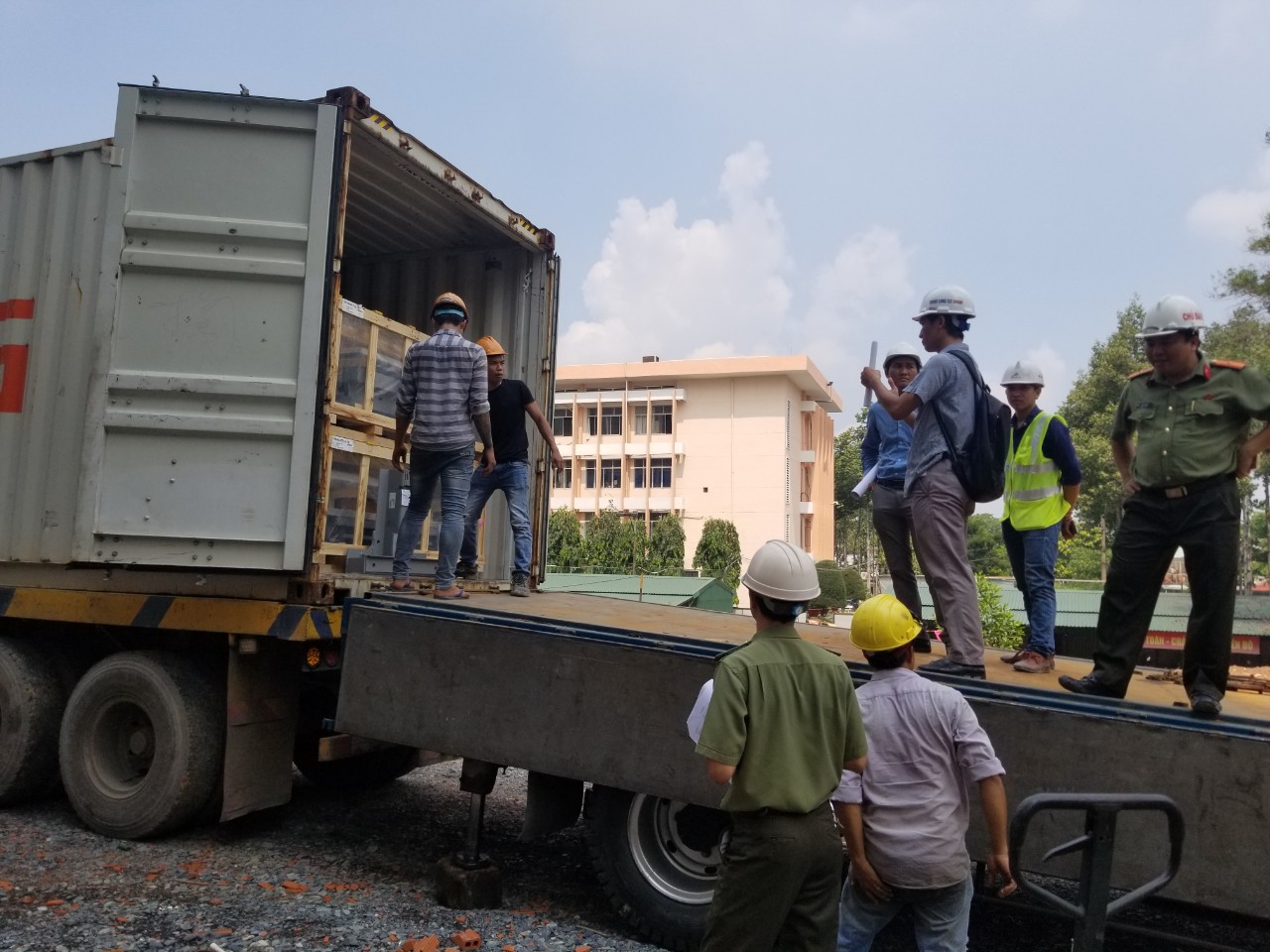 VMRC tiến hành nhập lô thiết bị Thang máy về Công trình Công an tỉnh Bình Dương