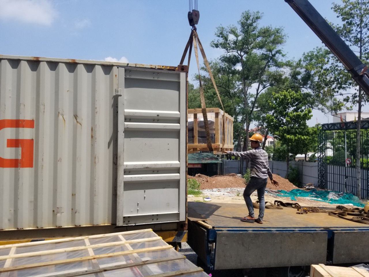 VMRC tiến hành nhập lô thiết bị Thang máy về Công trình Công an tỉnh Bình Dương