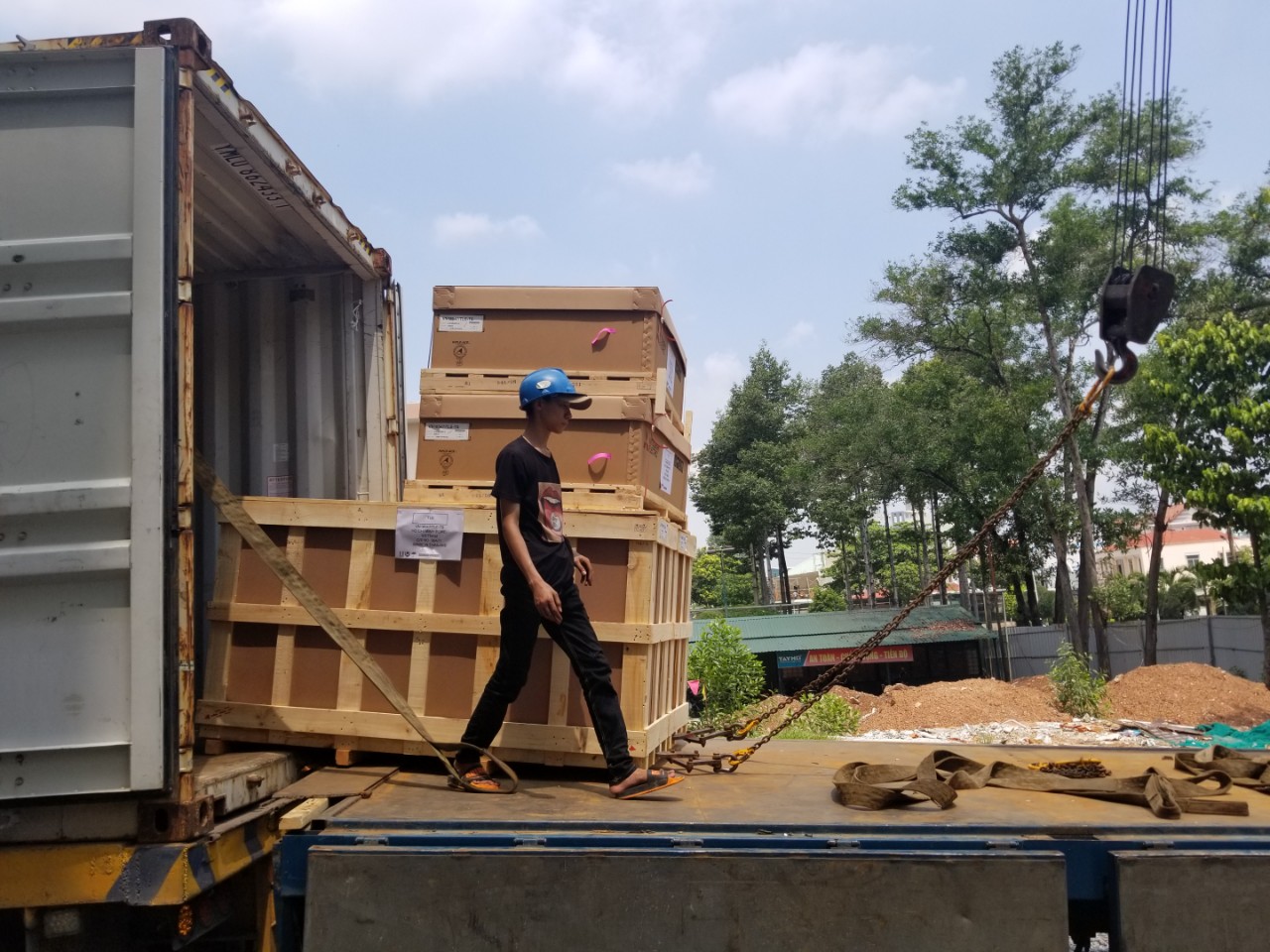 VMRC tiến hành nhập lô thiết bị Thang máy về Công trình Công an tỉnh Bình Dương