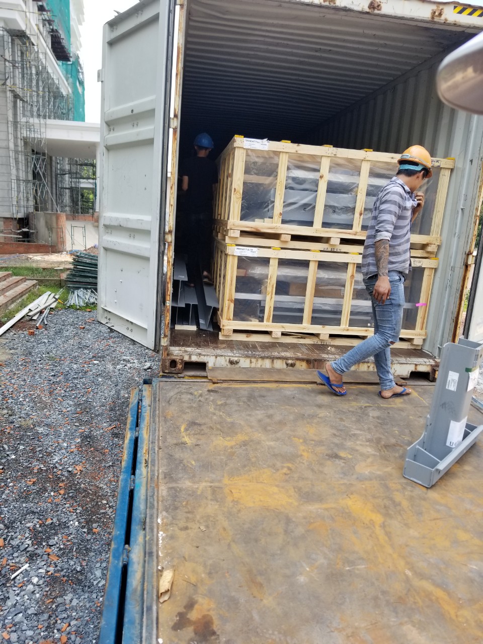 VMRC tiến hành nhập lô thiết bị Thang máy về Công trình Công an tỉnh Bình Dương